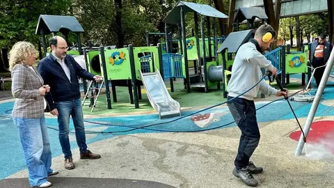Torrelavega inicia en el Manuel Barquín la campaña de limpieza de diez parques infantiles de la ciudad