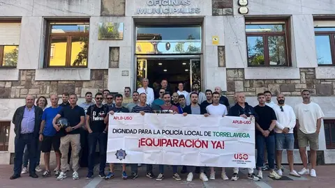 La plantilla de la Policía Local se concentra por tercer mes consecutivo antes del Pleno para exigir que se cumplan los acuerdos