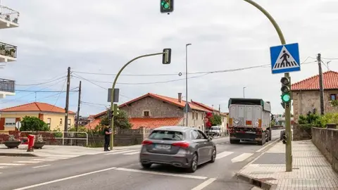 Polanco mejora la seguridad vial en la travesía de Requejada con la renovación de dos semáforos junto al colegio