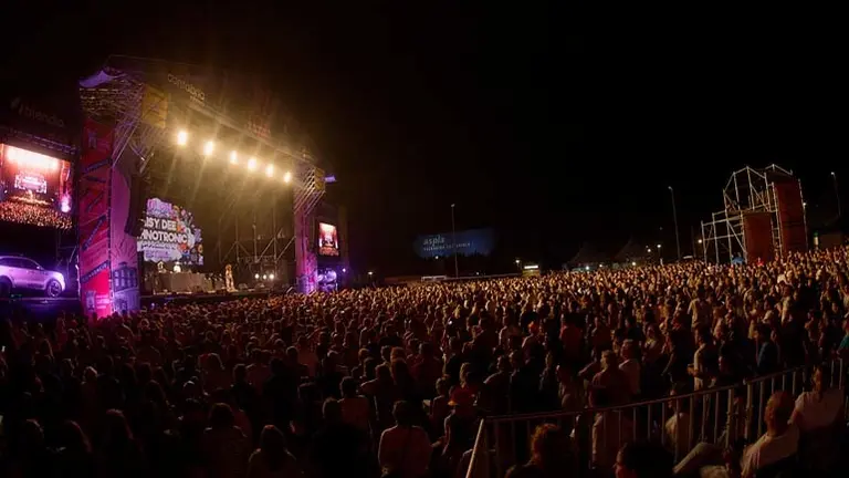 Imagen de archivo del concierto solidario 'Molan los 90' en el festival Vive la Feria en 2024 | Foto: El Rey Lagart&oacute;n