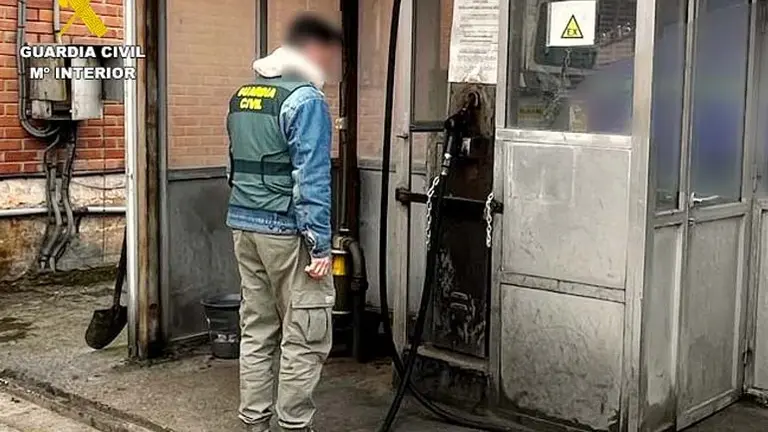 El Equipo Roca de la Compa&ntilde;&iacute;a de Torrelavega inspeccionando el surtidor desde donde se sustrajo el gasoil
