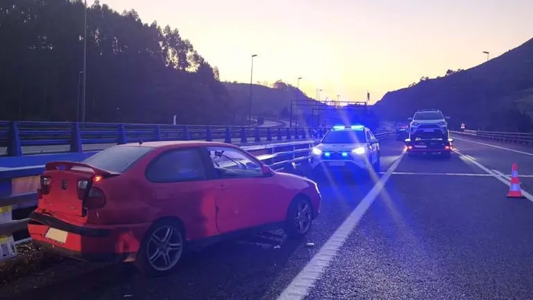 El veh&iacute;culo colision&oacute; con un coche de la Polic&iacute;a Local a la altura de Ribadesella | Foto: Radio Studio