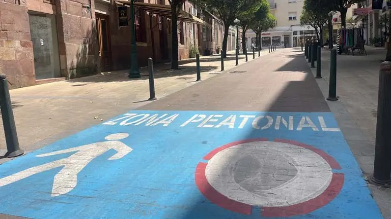 Acceso a una zona peatonal de Torrelavega en la calle Santander | Foto: Radio Studio