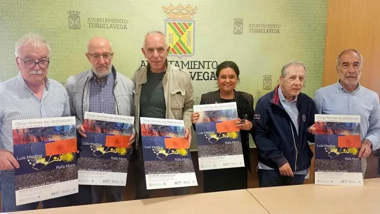 Esther V&eacute;lez junto a los protagonistas de la muestra | Foto: Ayuntamiento
