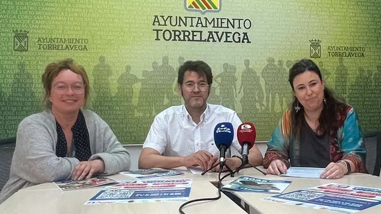 El concejal de Bienestar Social de Torrelavega, Alberto Rubio, acompa&ntilde;ado por la directora de Fundaci&oacute;n Amig&oacute; en Cantabria, Blanca D&iacute;ez, y la directora del Hogar de Protecci&oacute;n (Casa de los Muchachos), Lara S&aacute;nchez | Foto: Radio Studio
