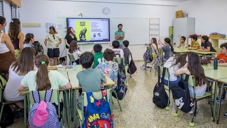 El concejal de Bienestar Animal, Borja Sainz, en uno de los centros educativos de la ciudad | Foto: Ayuntamiento