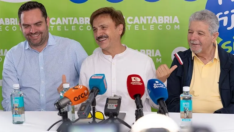 El actor y c&oacute;mico Jos&eacute; Mota, junto a dos CEO de Cantabria Telecom, durante la presentaci&oacute;n de la campa&ntilde;a 2026-27.
