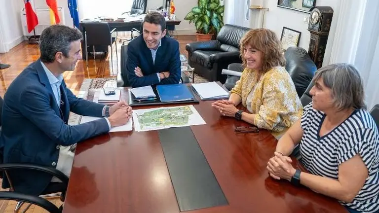 &bull;	El delegado del Gobierno en Cantabria se ha reunido con la alcaldesa del municipio, Rosa D&iacute;az | Foto: Delegaci&oacute;n