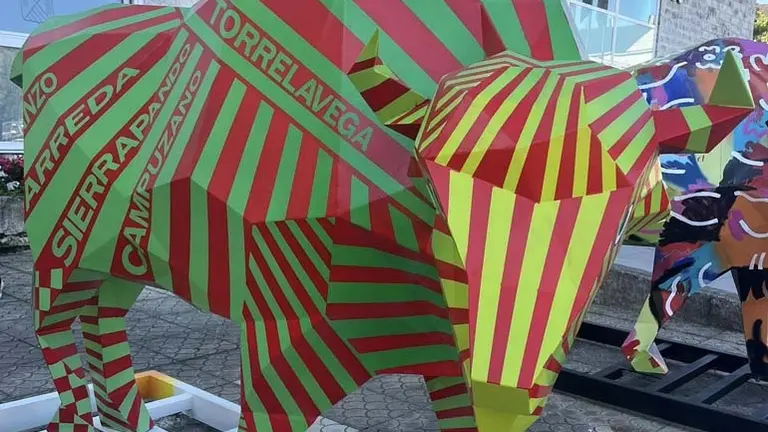 El bisonte pintado por G&oacute;mez Bueno, un homenaje a su Torrelavega | Foto: Radio Studio