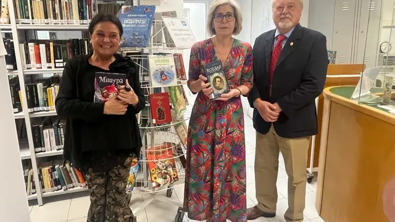 La presentaci&oacute;n de estos nuevos fondos ha contado con la participaci&oacute;n de la concejal de Cultura, Esther V&eacute;lez; el c&oacute;nsul honorario de Ucrania en Cantabria, Arturo Gonz&aacute;lez; y la jefe de servicio de la Biblioteca Municipal, Marta Huelga | Foto: Radio Studio