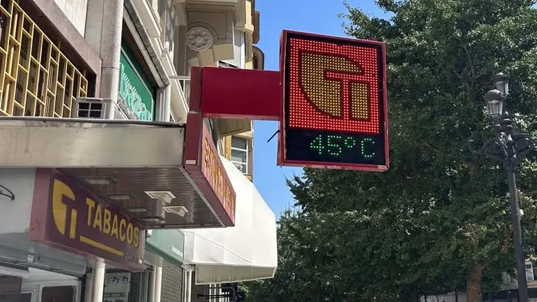 Un term&oacute;metro al sol marca 45 grados en Cantabria | Foto: Agencia