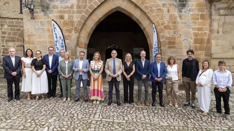 Foto de familia de los asistentes a la sexta reuni&oacute;n del Comit&eacute; de Gobernanza de Costa Quebrada | Foto: Gobierno