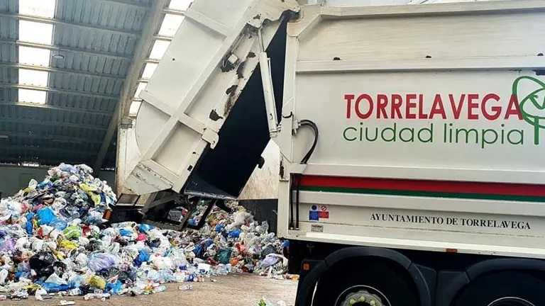 Un cami&oacute;n del servicio de recogida de residuos de Torrelavega | Foto: Ayuntamiento
