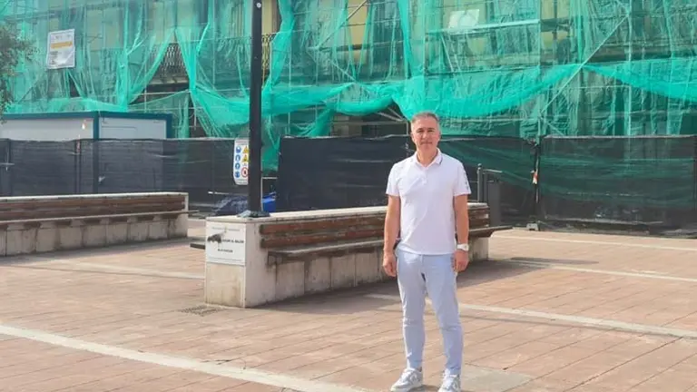 El concejal 'popular' Enrique G&oacute;mez posa junto al edificio | Foto: PP