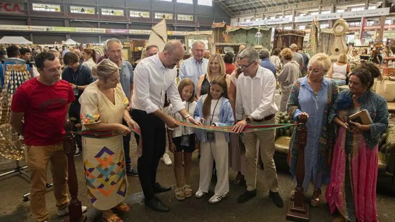 Imagen del Ayuntamiento de Torrelavega de la inauguraci&oacute;n de la feria Desembalaje de 2025