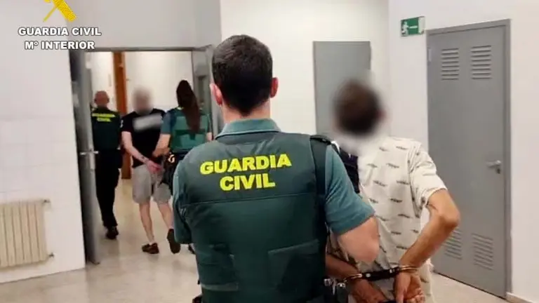 Los dos detenidos por el robo en Puente San Miguel | Foto: Guardia Civil