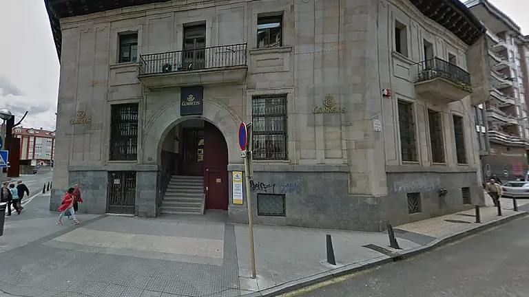 Situación límite en la oficina de Correos de Torrelavega: 40.000 cartas, miles de notificaciones y numerosos paquetes sin repartir