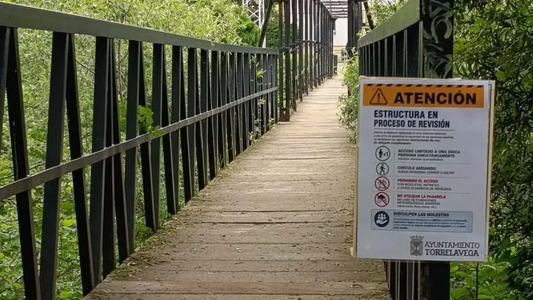 Limitado el acceso a las pasarelas peatonales de La Viesca hasta contar con una evaluación definitiva de su estado