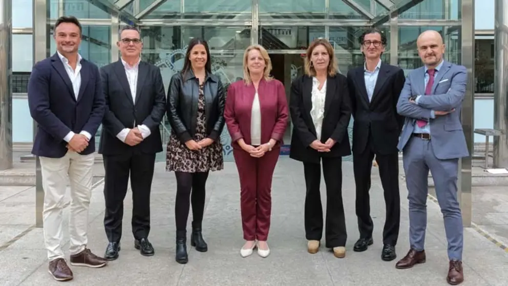 La consejera con los miembros de su equipo, en la sede Pe&ntilde;aherbosa | Foto: Gobierno