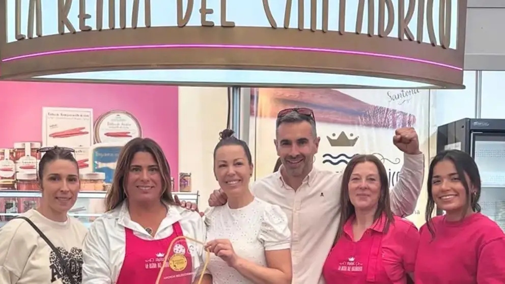 Maite P&eacute;rez y el resto de integrantes de La Reina del Cant&aacute;brico tras recibir el premio de Mejor Anchoa del Cant&aacute;brico de 2026