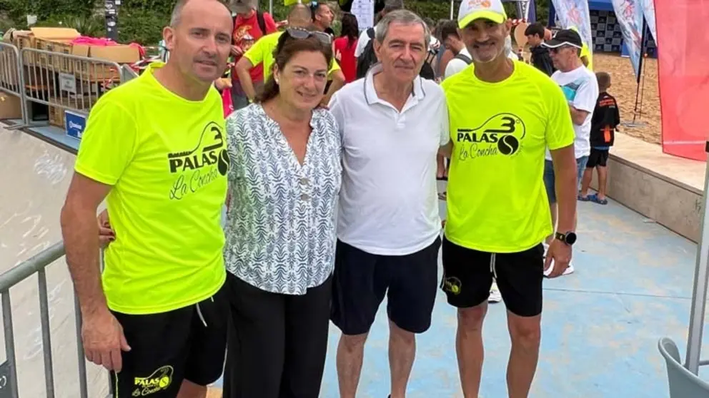 El alcalde de Suances, Andr&eacute;s Ruiz Moya, y la concejal de Playas, Ana Santiago, con los organizadores Alejandro Campo y Kaki Lamsfus.