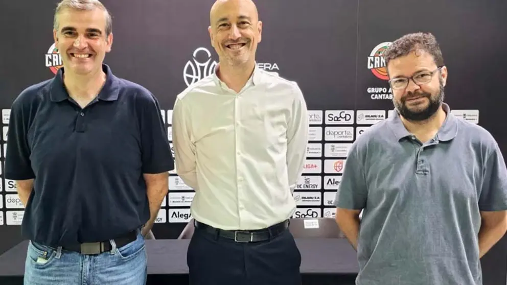 El presidente del club, Ulises Corona; El alcalde de Torrelavega, Javier L&oacute;pez Estrada; y el director deportivo, David Mangas, han presentado el proyecto para la campa&ntilde;a 26/27 | Foto: Ayuntamiento