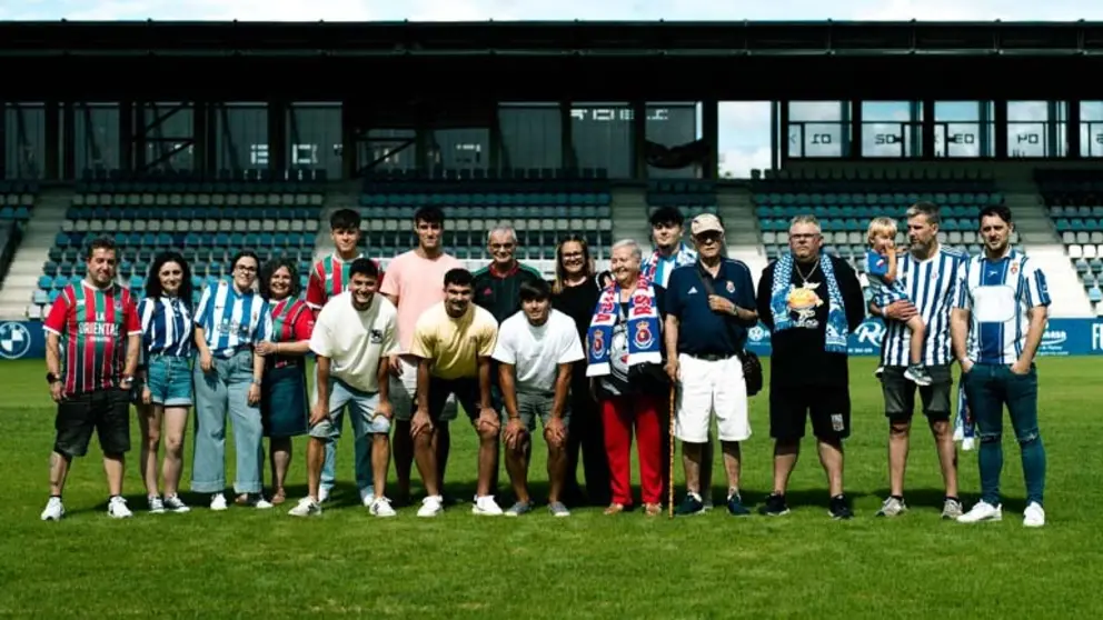 Imagen de varios aficionados y jugadores en la presentaci&oacute;n de la campa&ntilde;a | Foto: RSGT
