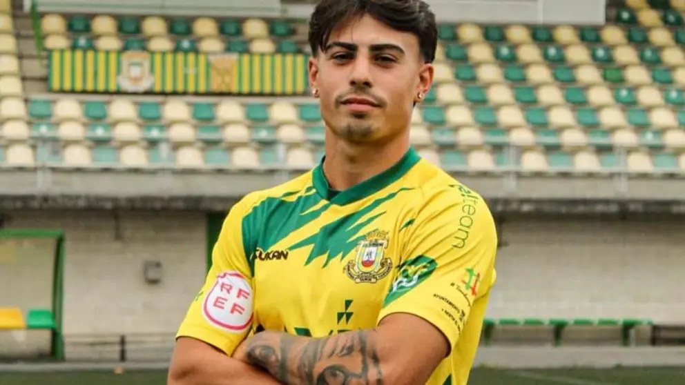 El extremo c&aacute;ntabro Cristian Canales posa con la camiseta verde y amarilla del Trope | Foto: CD Tropez&oacute;n