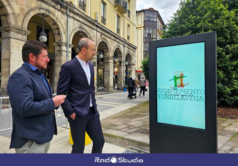 Javier López Estrada y Jesús Sánchez ante uno de los nuevos tótems en la Plaza Mayor