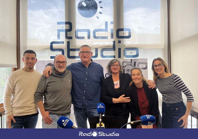Carlos Revuelta en su último programa junto a sus compañeros y compañeras de Radio Studio