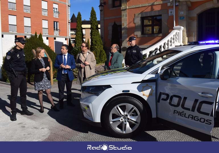 El alcalde del municipio, Carlos Caramés, acompañado por la consejera de Presidencia y Seguridad, Isabel Urrutia, ha presentado el automóvil, que ha supuesto una inversión de 58.000 euros por parte del Consistorio, subvencionada con 20.000 euros desde el Gobierno de Cantabria | Foto: Ayuntamiento