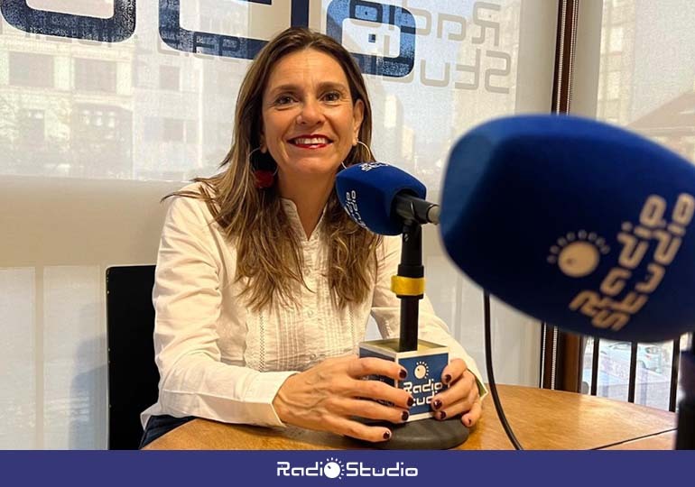 Paula Fernández Viaña en los micrófonos de Radio Studio