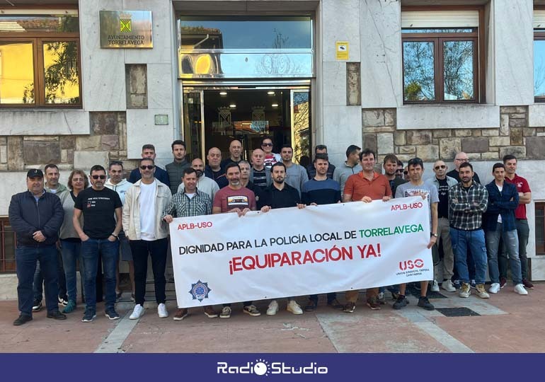 La plantilla de la Policía Local se concentra por segundo pleno consecutivo ante el Ayuntamiento | Foto: Radio Studio