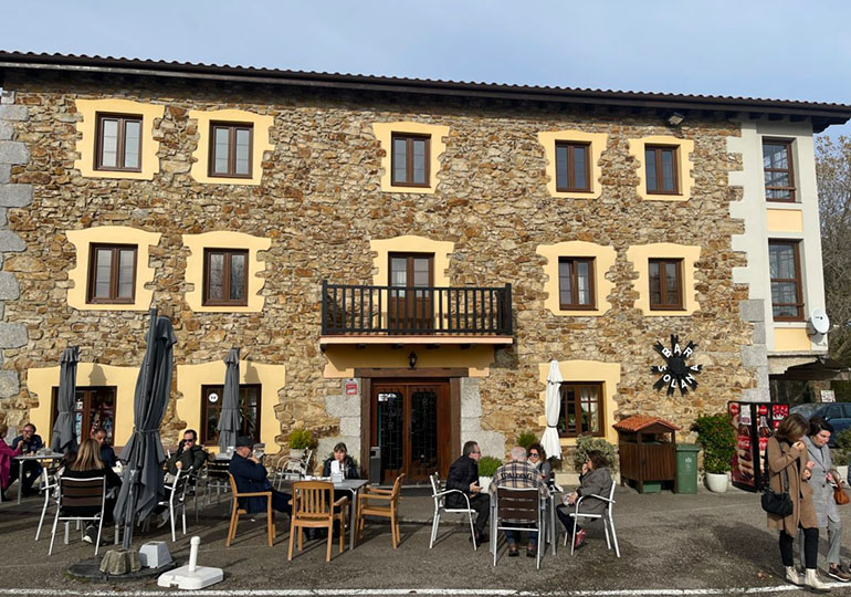 Fachada del Solana Bar, es La Bien Aparecida