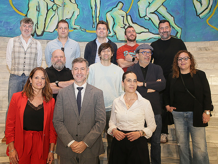 Autoridades junto a los chefs que tomarán parte en la iniciativa Las 5 Cantabrias On Tour