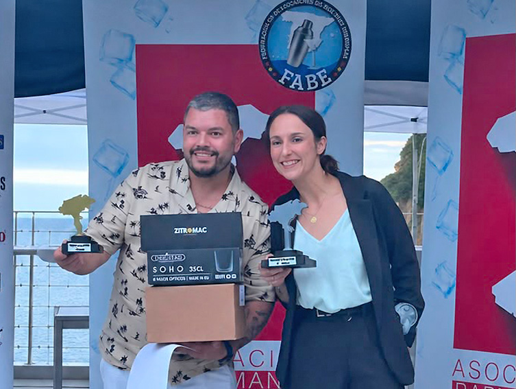 Borja Gutiérrez y Sara Blanco, ganadores del concurso regional de coctelería, que representarán a Cantabria en el próximo certamen nacional