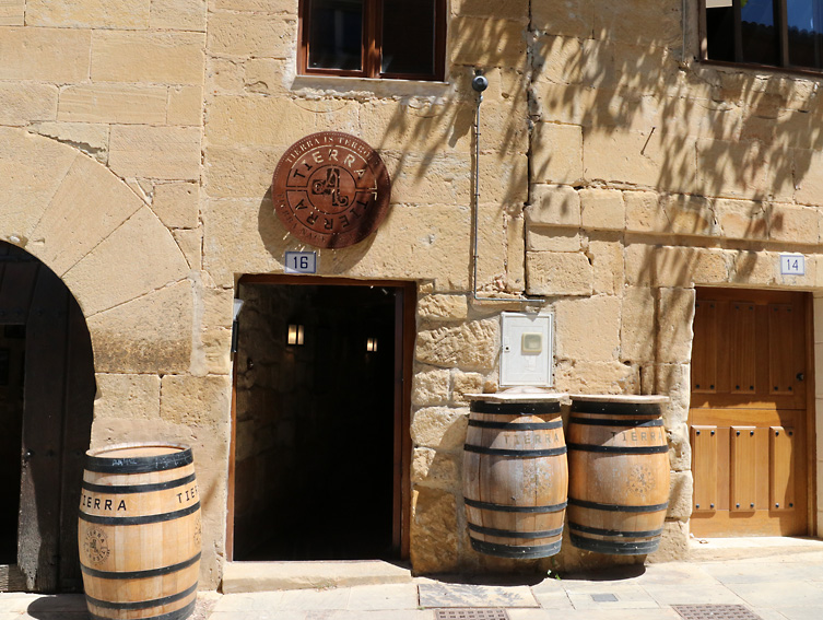 Entrada a Bodegas Tierra